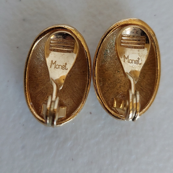 SOLD Monet Vintage Clip On Earrings Brushed Gold Oval Chunky Matte Signed - Picture 6 of 6